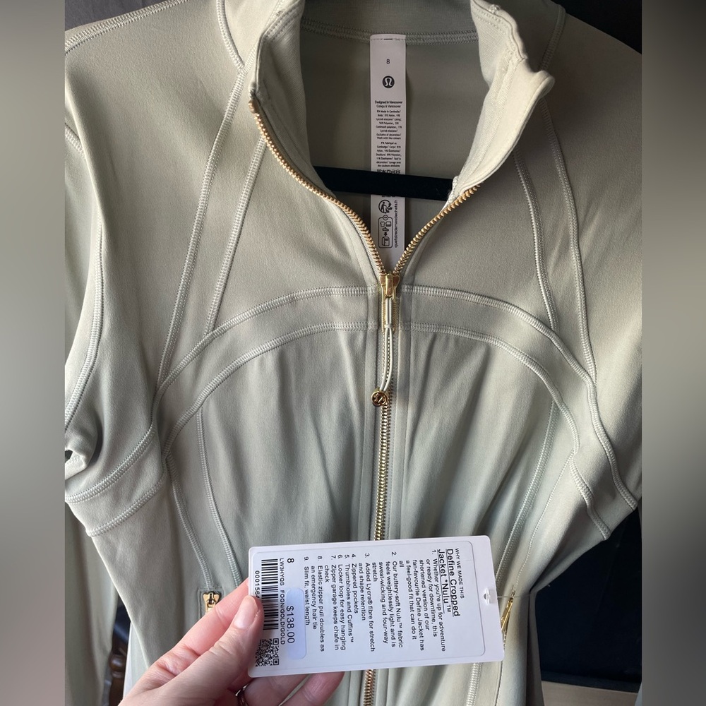 ‼️SOLD‼️lululemon cropped define jacket in fog green with gold zippers - Picture 16 of 17